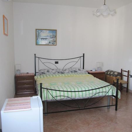 Il Portico Bed & Breakfast Uras Dış mekan fotoğraf