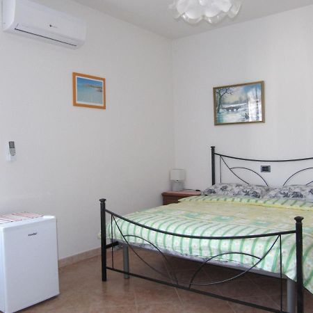 Il Portico Bed & Breakfast Uras Dış mekan fotoğraf