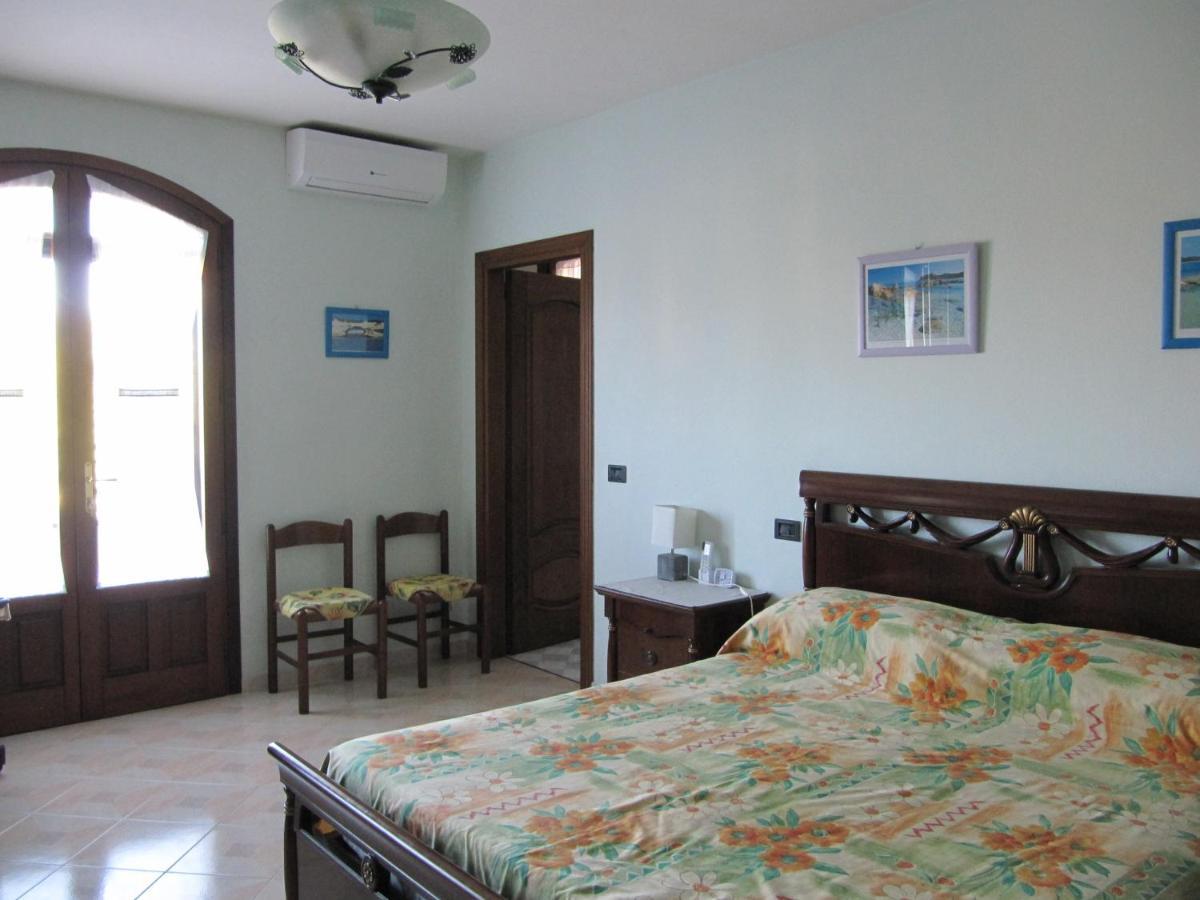 Il Portico Bed & Breakfast Uras Dış mekan fotoğraf