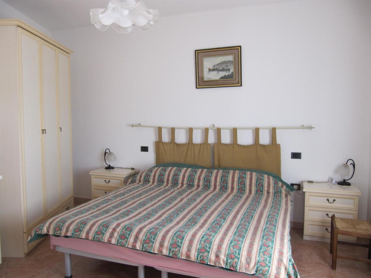 Il Portico Bed & Breakfast Uras Dış mekan fotoğraf