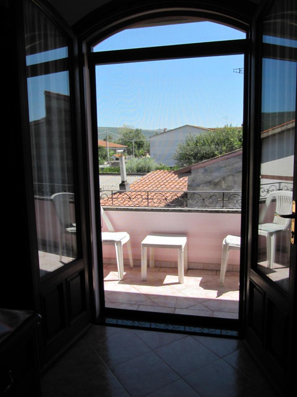 Il Portico Bed & Breakfast Uras Dış mekan fotoğraf
