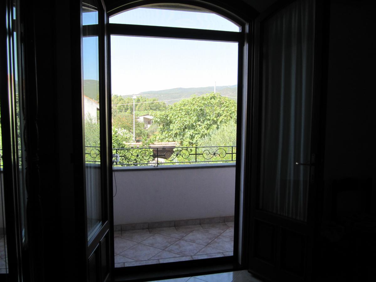 Il Portico Bed & Breakfast Uras Dış mekan fotoğraf